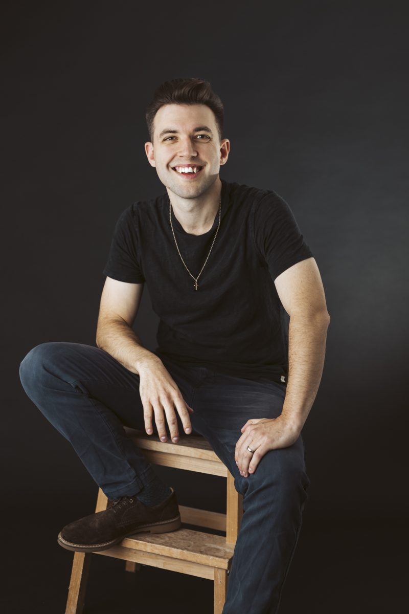 Louis Dowdeswell press photo: Studio, seated, portrait